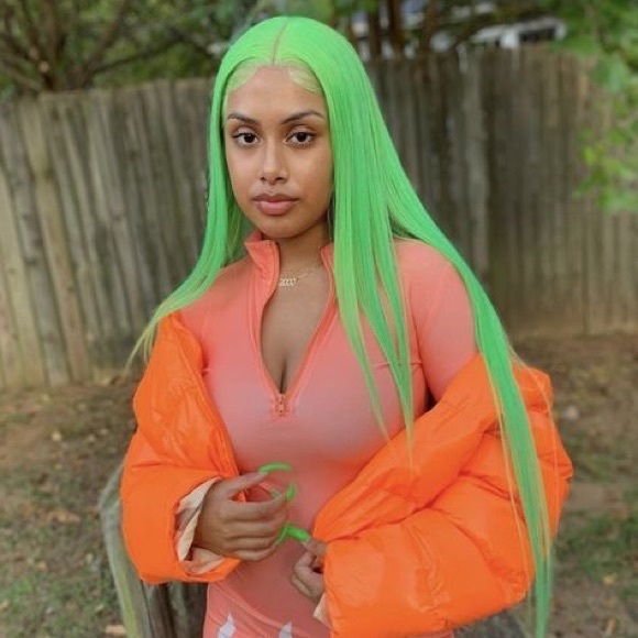 - 💫 24” GREEN STRAIGHT LACE FRONT WIG *NEW*